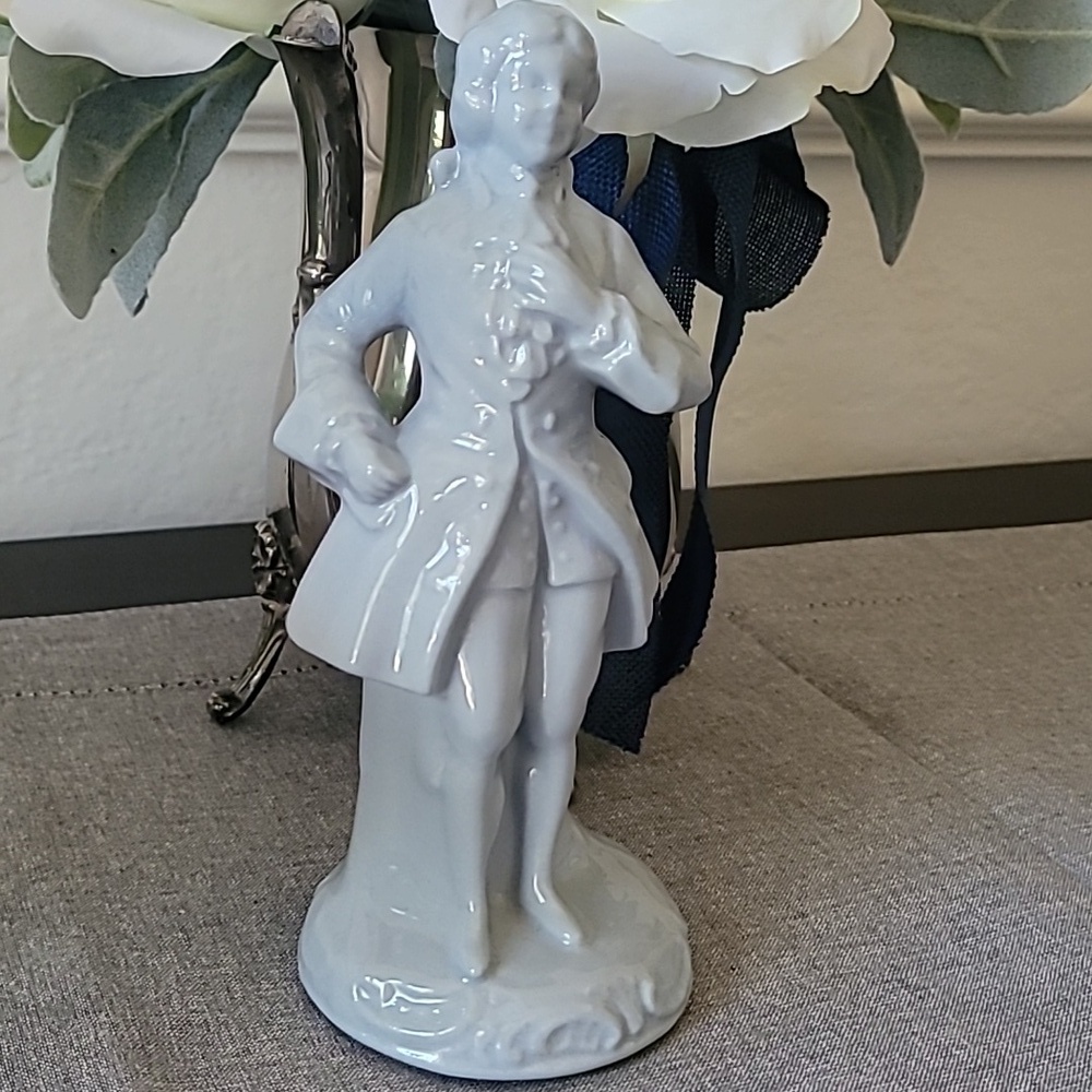 Classic Blue Porcelain Figurine Set - Picture 4 of 6